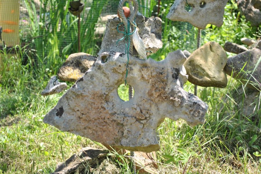 Dettaglio di una pietra forata e assemblata con un perno di ferro, parte della tecnica costruttiva di Emilio