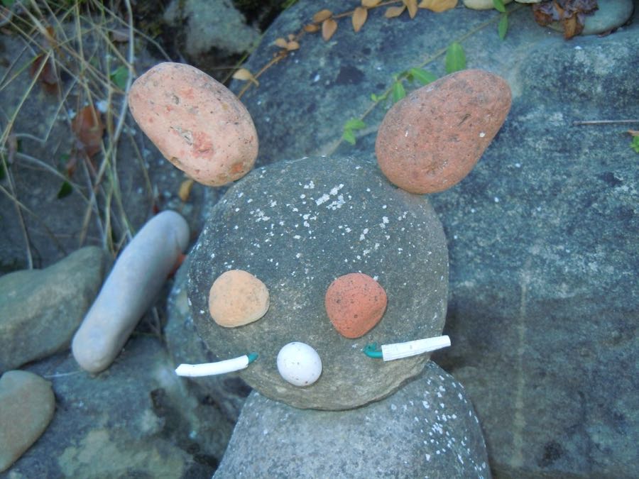 Scultura con un grande corpo tondeggiante e un lungo collo composto da una catena di ciottoli piatti