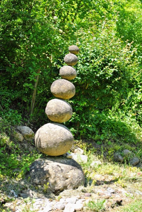 Sassi di dimensioni decrescenti impilati in equilibrio a formare una torre